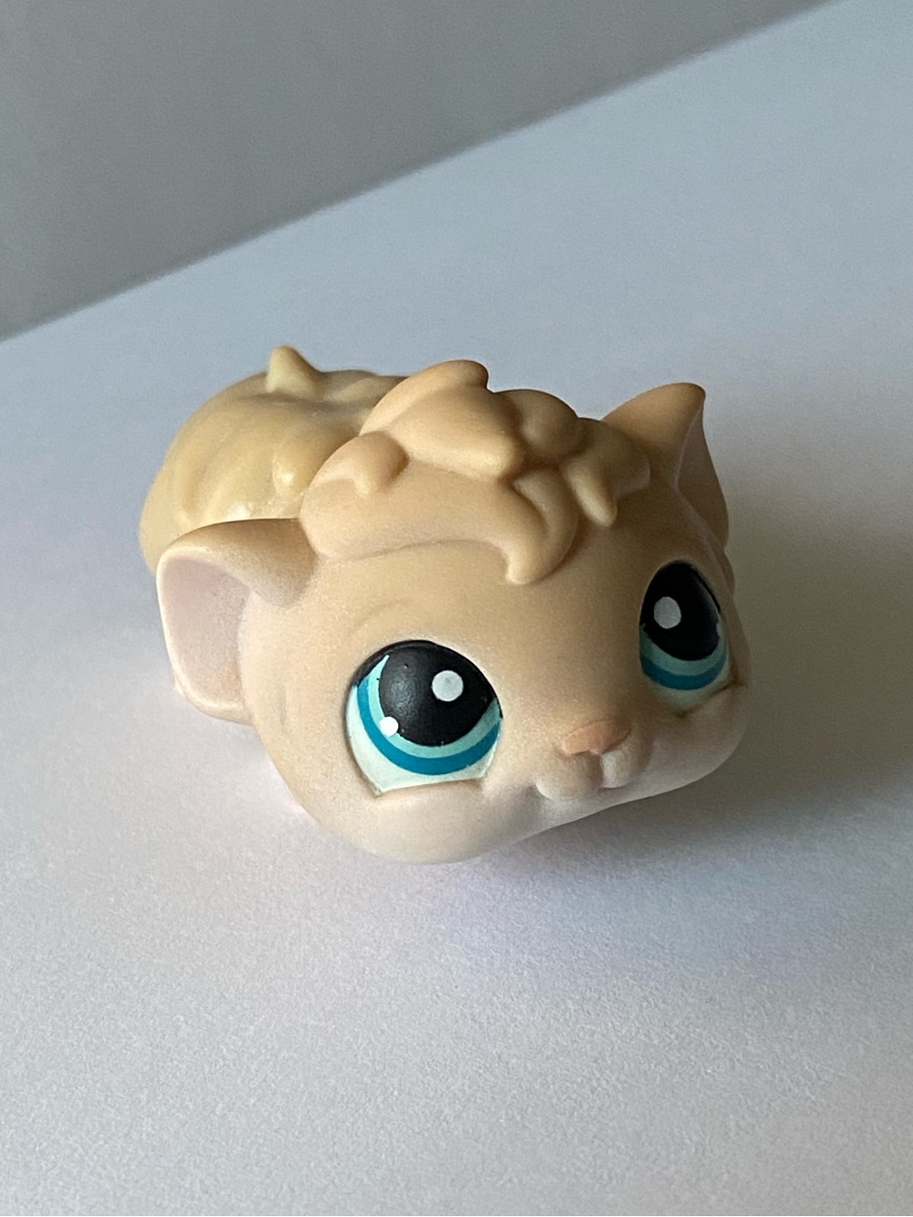 Littlest Pet Shop LPS Guinea Pig Figurine with Blue Eyes Hasbro 2005
